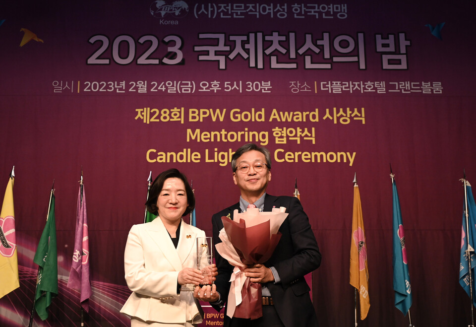 전문직여성 한국연맹으로부터 제28회 BPW 골드 어워드를 수상한 LG전자. 사진은 이삼수 LG전자 CSO 부사장(사진 오른쪽)이 시상식에 참석해 수상하고 있는 모습(사진=LG전자)/그린포스트코리아