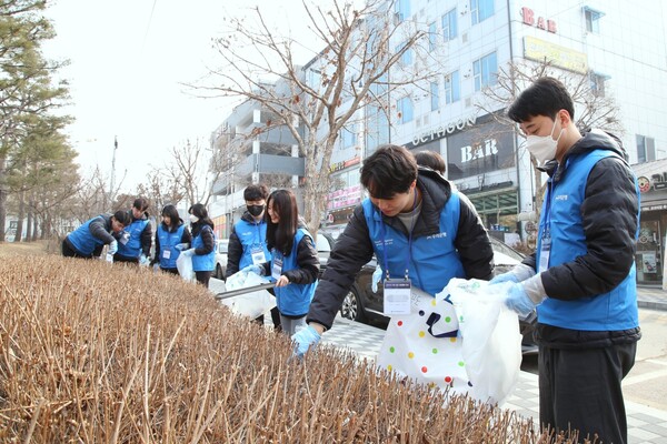우리은행 신입행원들이 지난 24일 안성시 일대에서 쓰레기를 줍는 플로깅 봉사활동을 진행하고 있다.