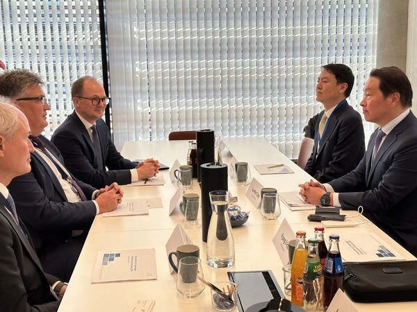 최태원 SK그룹 회장이 야콥 폴슨 CIP CEO와 만나 친환경 에너지 전반에 걸친 협력방안을 논의했다.(사진=SK)/그린포스트코리아