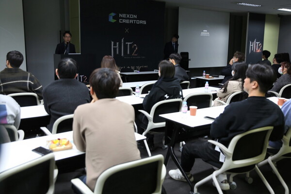 ‘히트2’ 크리에이터와 교류 중인 넥슨게임즈 박영식 PD(사진=넥슨)/그린포스트코리아
