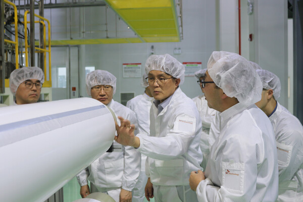 김철중 SKIET 사장(가운데)이 지난 14일 중국 창저우시에 위치한 SK아이이테크놀로지 중국 생산공장을 방문해 관계자들과 생산 시설을 둘러 보고 있다.(사진=SKIET)/그린포스트코리아