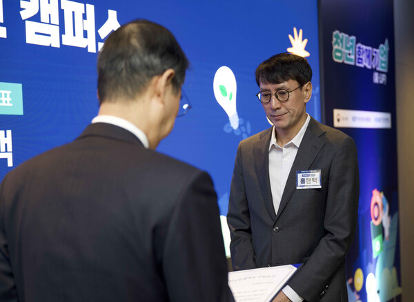 한덕수 국무총리(왼쪽)가 홍은택 대표이사(오른쪽)에게 17일 카카오 판교 아지트에서 청년도약 멤버십 가입증서를 전달하고 있다.(사진=카카오)/그린포스트코리아