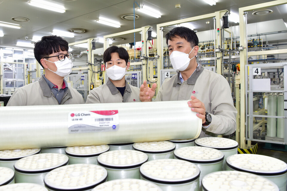 중국 최대 리튬 추출 프로젝트인 궈안 프로젝트에 RO필터를 공급하는 LG화학. 사진은 LG화학 청주공장 RO필터 생산라인에서 직원들이 테스트를 마친 수처리 필터를 살펴보고 있는 모습(사진=LG화학)/그린포스트코리아