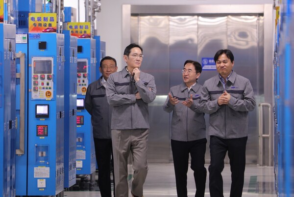 이재용 삼성전자 회장(가운데)이 지난 24일 삼성전기 중국 텐진 공장을 방문해 생산 라인을 점검했다.(사진=삼성전자)/그린포스트코리아