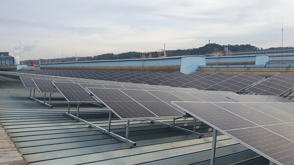 동국제강 포항공장 지붕에 설치된 태양광 자가발전 설비.(사진=동국제강)/그린포스트코리아