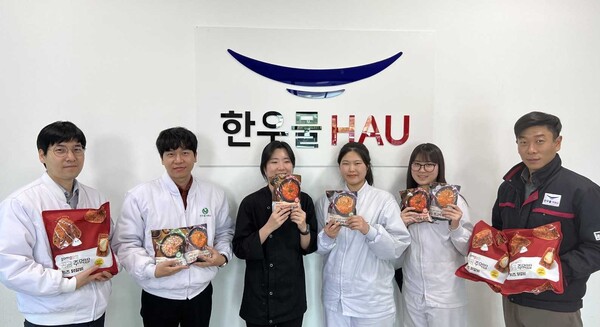 쿠팡 PB제품 곰곰 볶음밥, 주먹밥 제품을 들고 있는 한우물 임직원들.(사진=쿠팡)/그린포스트코리아