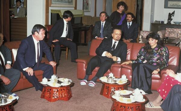 1986년 내한한 사우디아라비아 야마니 석유장관과 면담 중인 최종현 선대회장(왼쪽).(사진=SK)/그린포스트코리아