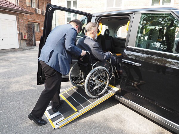 장애인 및 비장애인 겸용 차량 LEVC TX(사진=카카오모빌리티)/그린포스트코리아