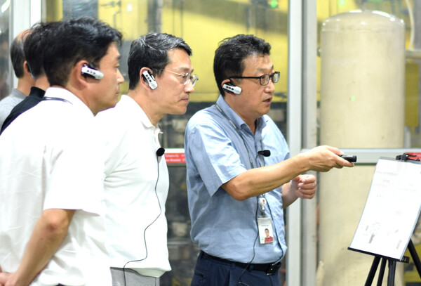 조주완 LG전자 사장(오른쪽 두 번째)이 태국 라용 공장에서 세탁기, 에어컨 등의 생산라인을 살펴보고 있다.(사진=LG전자)/그린포스트코리아