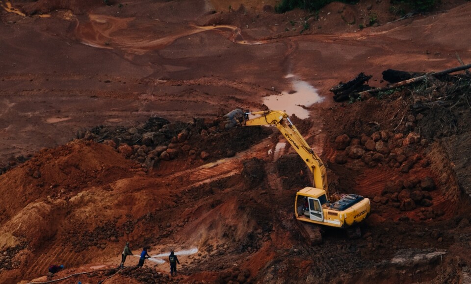 아마존 불법 금 채굴에 사용되고 있는 HD현대건설기계의 굴착기(사진=그린피스)/그린포스트코리아