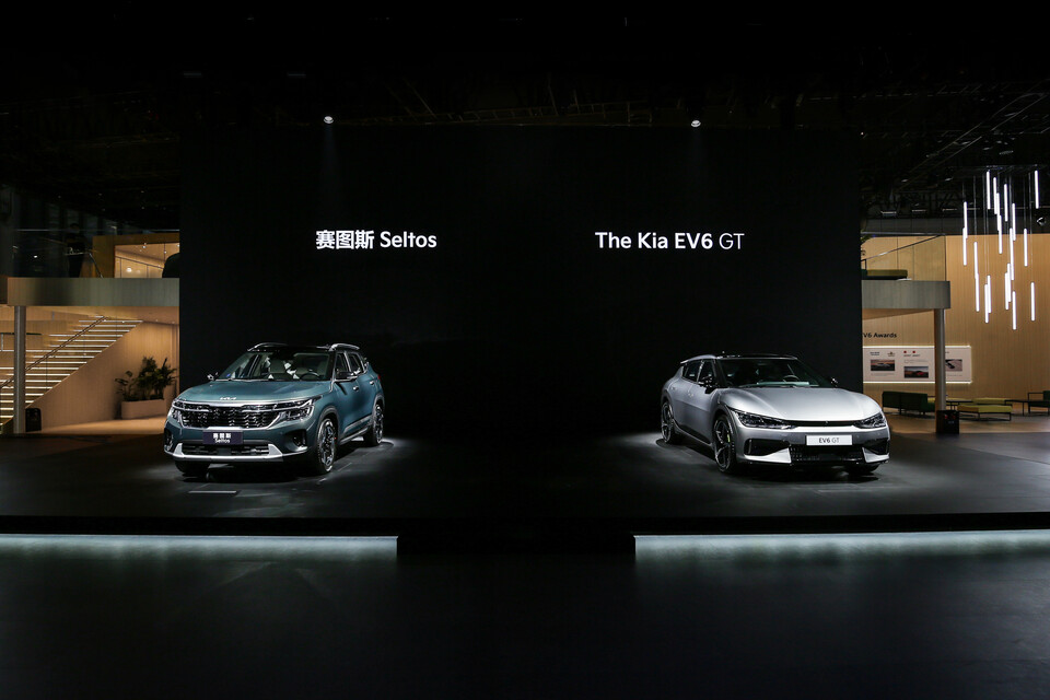 2023 상하이 국제 모터쇼에 참가해 중국 시장 대상 전기차 비전과 신차들을 공개한 기아. 사진은 기아가 2023 상하이 모터쇼에서 공개한 ‘셀토스 상품성 개선 모델’과 ‘EV6 GT’(사진=기아)/그린포스트코리아