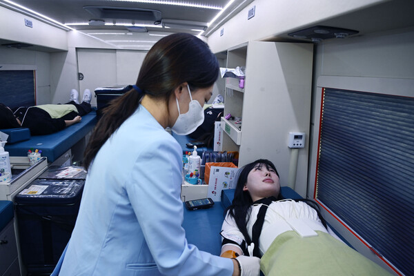 이달 27일까지 국내 9개 사업장에서 헌혈증 기부 릴레이를 진행하는 LG전자. 지난 20일 LG전자 직원이 서울 여의도 LG트윈타워를 찾은 헌혈버스에서 헌혈을 하고 있는 모습(사진=LG전자)/그린포스트코리아