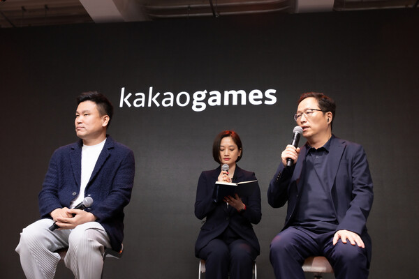 김재영 라이온하트 스튜디오 의장(왼쪽)과 조계현 카카오게임즈 대표(오른쪽)(사진=카카오게임즈)/그린포스트코리아