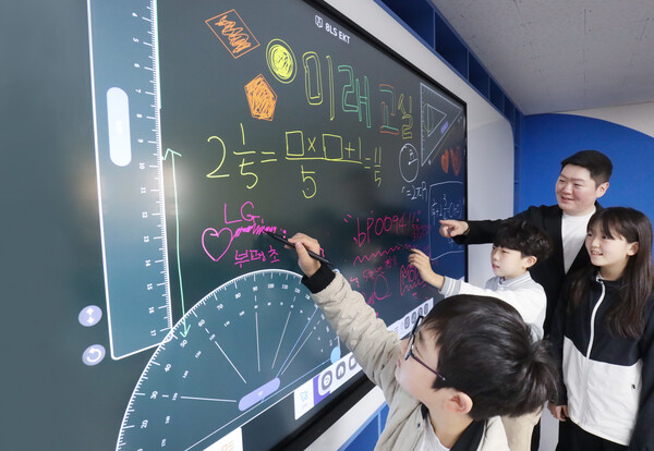 교사와 학생들이 최대 40곳의 멀티 터치 지원은 물론, 다양한 교육용 템플릿을 제공하는 LG 전자칠판을 활용해 수업을 진행하고 있다.(사진=LG전자)/그린포스트코리아