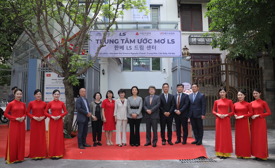 한-베 가정의 자녀교육 및 여성 취업 등을 지원하기 위해 베트남 하노이에 개소한 'LS드림센터'. 사진은 안원형 ㈜LS 사장(왼쪽에서 9번째)과 주요 관계자들의 기념 촬영 모습(사진=LS그룹)/그린포스트코리아