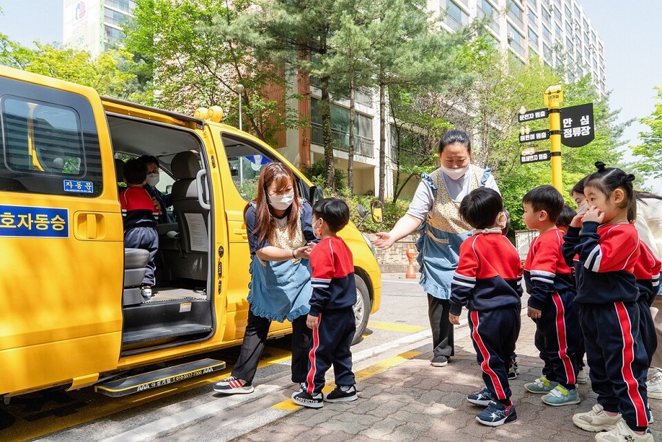 어린이 교통안전과 LPG차량 전환 등을 위해 '멈춤 캠페인'을 추진하는 SK가스·도로교통공단·한국교통안전공단. 사진은 안심정류장에서 아이들이 승차하고 있는 모습(사진=SK가스)/그린포스트코리아