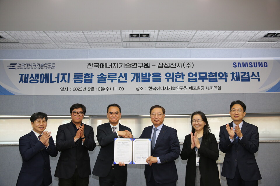 '탄소중립을 위한 재생에너지 기술 개발 공동 노력을 위한 업무협약'을 체결한 삼성전자와 한국에너지기술연구원(사진=삼성전자)/그린포스트코리아