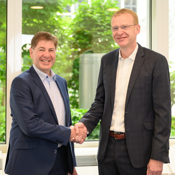 독일 레하우 오토모티브社와 함께 자율주행차의 ‘지능형 차량 전면부’ 개발에 나서는 ZKW. 사진은 빌헬름 슈테거 ZKW CEO(왼쪽)와 마르쿠스 디스텔호프 레하우 오토모티브 CEO(사진=LG전자)/그린포스트코리아