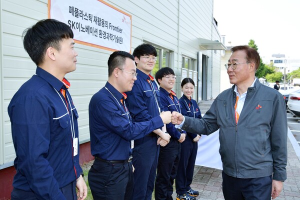 김준 SK이노베이션 부회장(오른쪽)이 5월 15일 대전 환경과학기술원을 방문해 구성원들과 인사를 나누고 있다.(사진=SK이노베이션)/그린포스트코리아