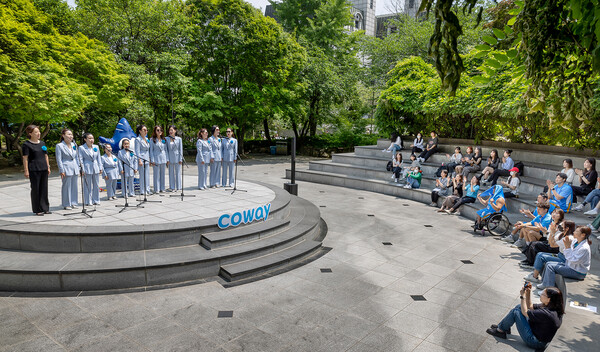코웨이가 지난 18일 서울 용산구 숙명여자대학교에서 학생 및 교직원을 대상으로 장애 인식 개선 캠페인을 진행했다. 학생들이 코웨이 물빛소리 합창단의 공연을 감상하고 있다.(사진=코웨이)/그린포스트코리아