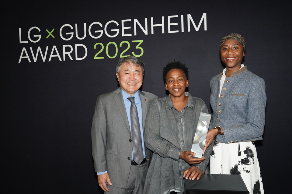 지난 19일(현지시간)뉴욕 구겐하임 뮤지엄에서 개최된  ‘제1회 LG 구겐하임 어워드’. 첫 수상자인 스테파니 딘킨스(가운데)가 기념 사진을 촬영하고 있는 모습.(사진=LG)/그린포스트코리아