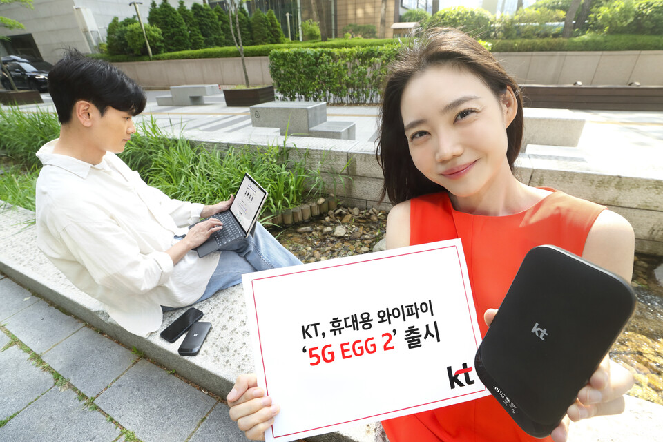 5G를 지원하는 휴대용 와이파이 ‘5G EGG 2’를 출시한 KT(사진=KT)/그린포스트코리아