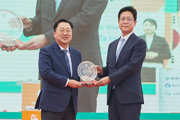 김정욱 이사장(오른쪽)(사진=넥슨)/그린포스트코리아