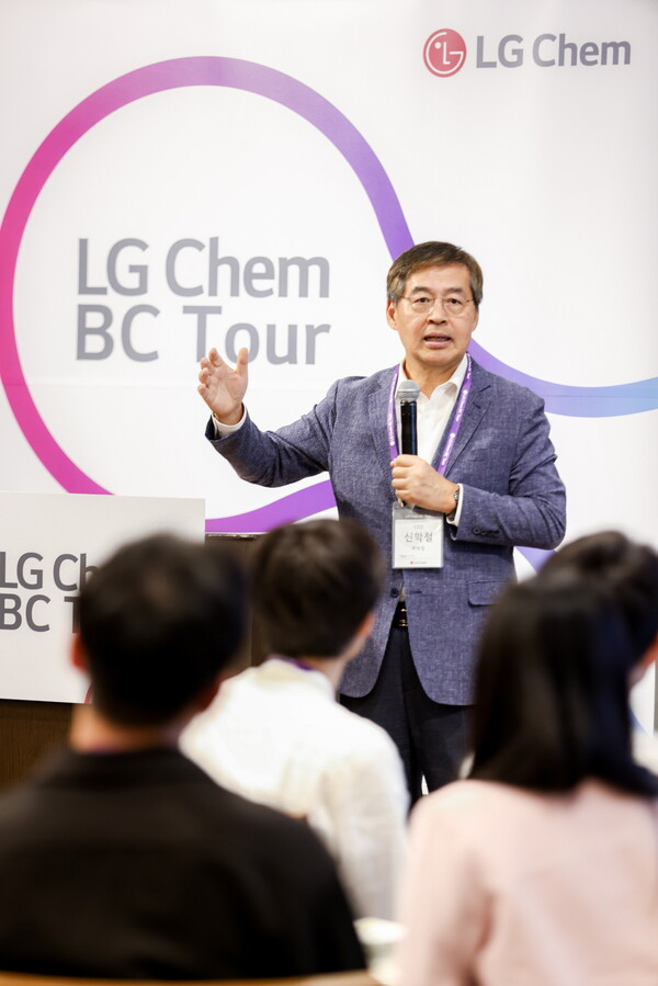 지난 1일 일본 인터컨티넨털 도쿄 베이 호텔에서 열린 글로벌 인재 채용 행사인 'BC투어'를 주관한 신학철 LG화학 부회장(사진=LG화학)/그린포스트코리아