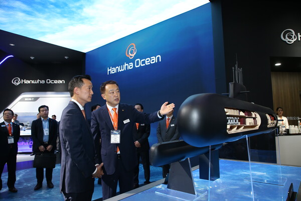 김동관 한화그룹 부회장이 MADEX 2023 한화오션 부스를 방문해 전시된 잠수함을 살펴보며 설명을 듣고 있다.(사진=한화)/그린포스트코리아