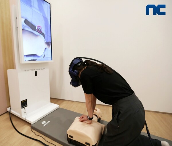 심폐소생술 VR 안전교육 진행(사진=엔씨소프트)/그린포스트코리아