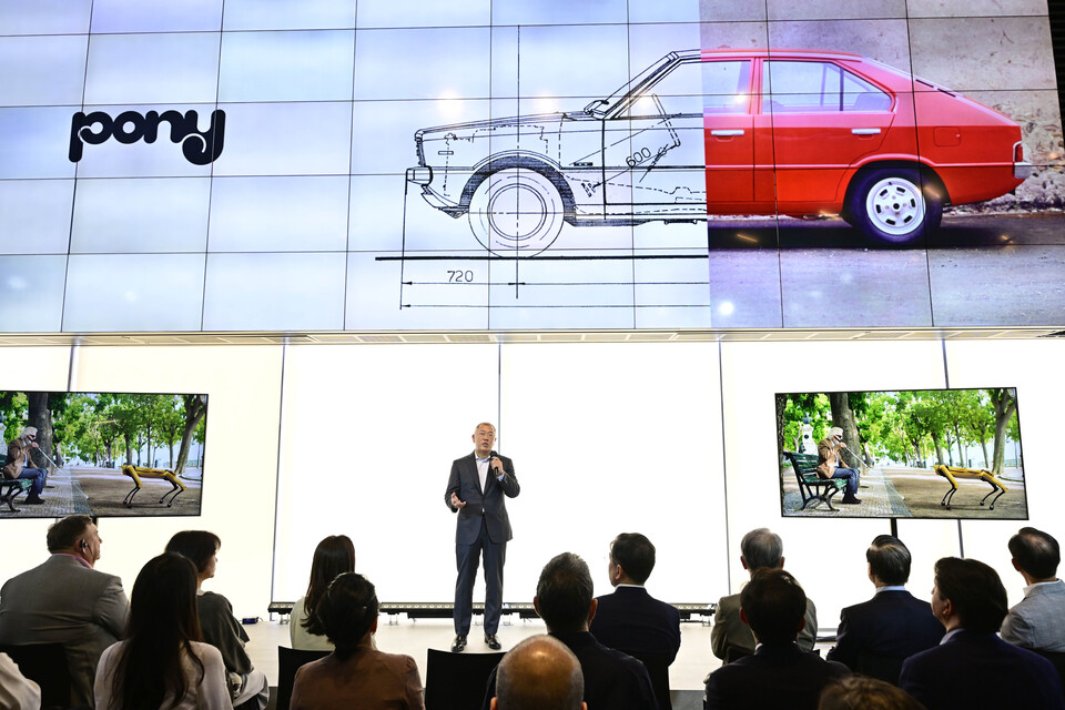 '현대모터스튜디오 서울'에서 '포니의 시간' 전시를 개최하는 현대자동차. 사진은 '포니의 시간' 전시 오프닝 행사에서 정의선 현대차그룹 회장이 발표하고 있는 모습(사진=현대자동차)/그린포스트코리아