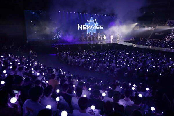 수백개의 빛나는 응원봉(사진=넥슨)/그린포스트코리아