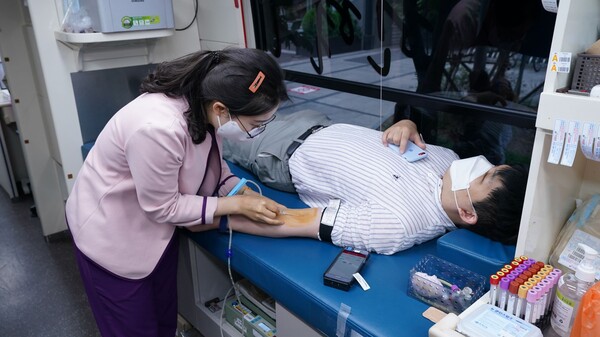 SK임직원이 헌혈하고 있다. (사진=SK증권)/그린포스트코리아