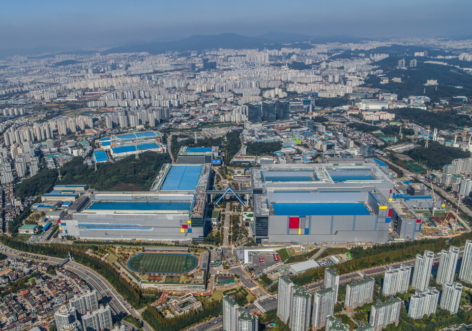 삼성전자 반도체 공장을 그대로 베껴 중국에 설립을 시도한 삼성전자 전 상무가 구속됐다. 사진은 삼성전자 화성캠퍼스(사진=삼성전자)
