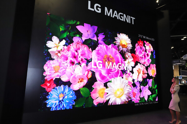 인포콤 2023에서 다양한 차세대 디스플레이를 전시하는 LG전자. 사진은 LG전시관에 설치된 8K 해상도 272형 'LG 매그니트(MAGNIT)'(사진=LG전자)/그린포스트코리아