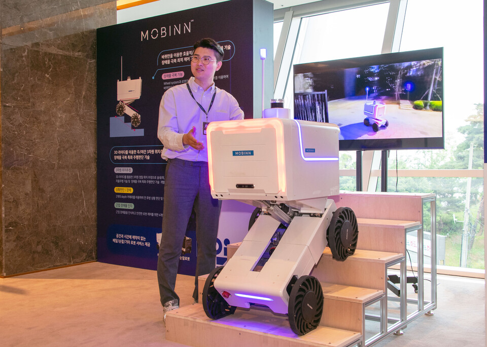 현대자동차그룹 사내 스타트업에서 분사한 라스트마일 배송 로봇 전문 기업 '모빈'. 사진은 모빈 관계자가 배송 로봇에 대해 설명하는 모습(사진=현대자동차그룹)/그린포스트코리아
