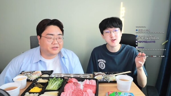 명예훈장 방송에 출연해 먹방을 진행중인 강원기 디렉터(왼쪽)(출처=명예훈장 유튜브)/그린포스트코리아