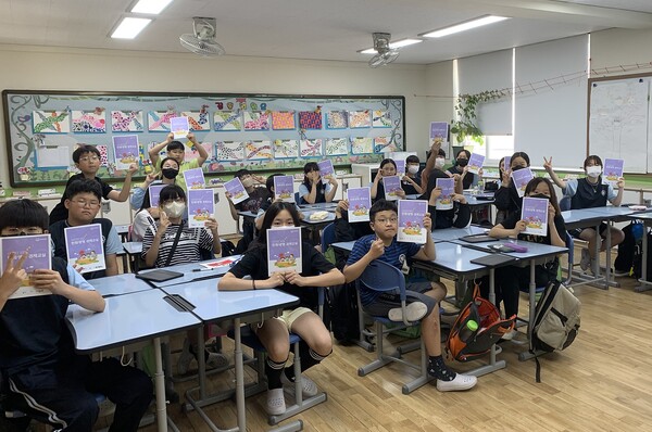  사진은 ‘한화생명 경제교실’에 참여하고 있는 대구 와룡초등학교 6학년 학생들. (사진=한화생명)/그린포스트코리아