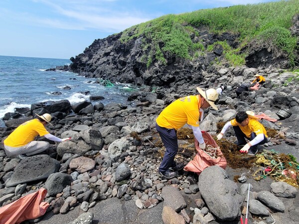 하이트진로 임직원들이 제주 닭머르 해안에서 환경정화활동을 진행하고 있다.(사진=하이트진로)/그린포스트코리아