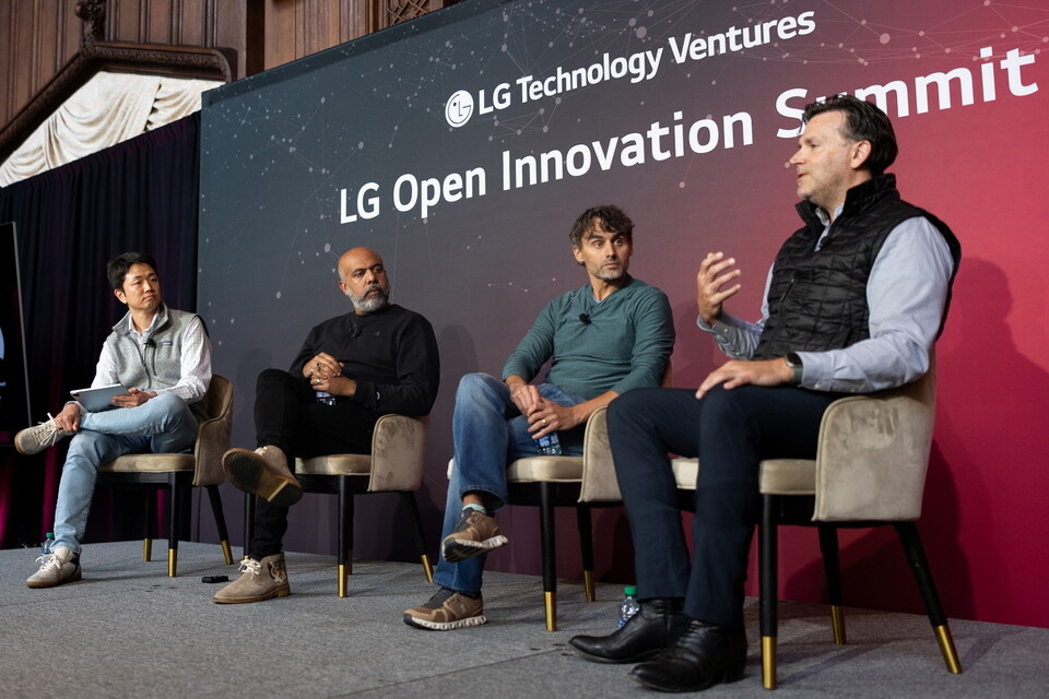 26일부터 이틀간 실리콘밸리에서 제1회 'LG 오픈 이노베이션 서밋' 행사를 개최한 LG. LG테크놀로지벤처스, 스타트업 및 벤처캐피탈 관계자들이 패널 토론을 진행하고 있는 모습(사진=LG)/그린포스트코리아