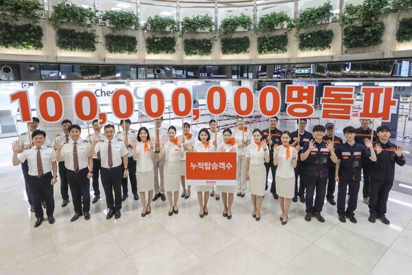 제주항공 임직원들이 김포국제공항 국제선에서 누적 탑승객 1억명 돌파를 자축하고 있다.(사진=제주항공)/그린포스트코리아