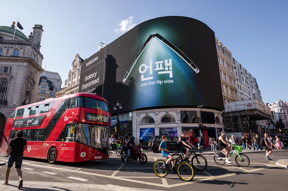 세계 주요도시 랜드마크에서 갤럭시 언팩 2023의 디지털 옥외광고를 시작하는 삼성전자. 사진은 영국 런던 피카딜리 광장의 '갤럭시 언팩 카운트다운' 디지털 옥외광고(사진=삼성전자)/그린포스트코리아