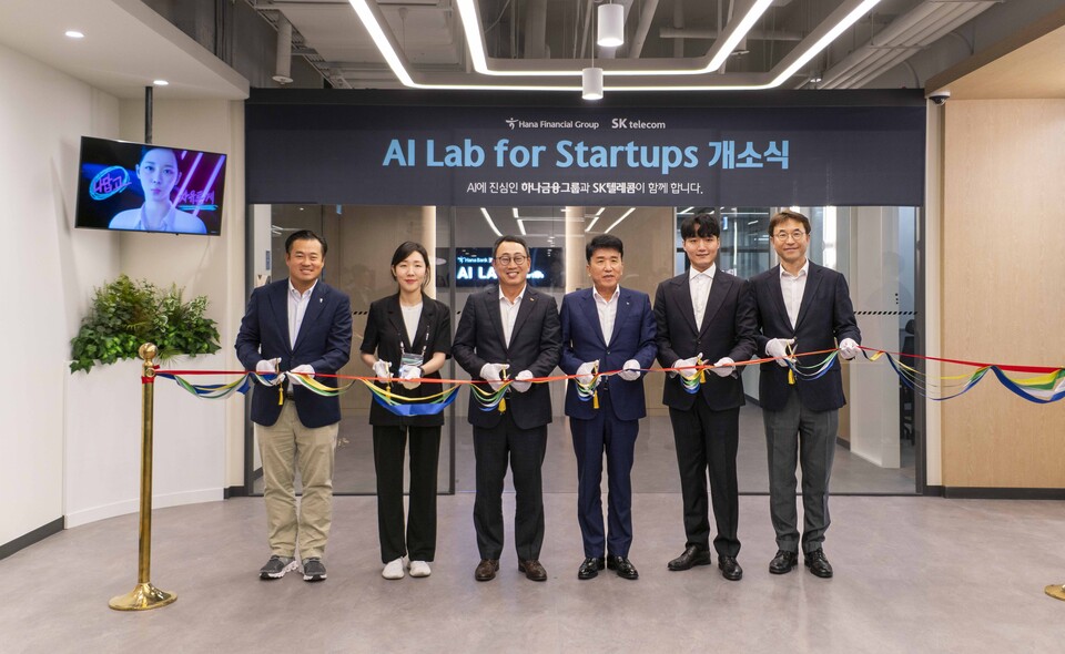 서울 코엑스에서 열린 'AI Lab for Startups' 개소식에 참석한 유영상 SK텔레콤 대표(왼쪽에서 세번째)와 함영주 하나금융그룹 회장(왼쪽에서 네번째).(사진=SK텔레콤)/그린포스트코리아