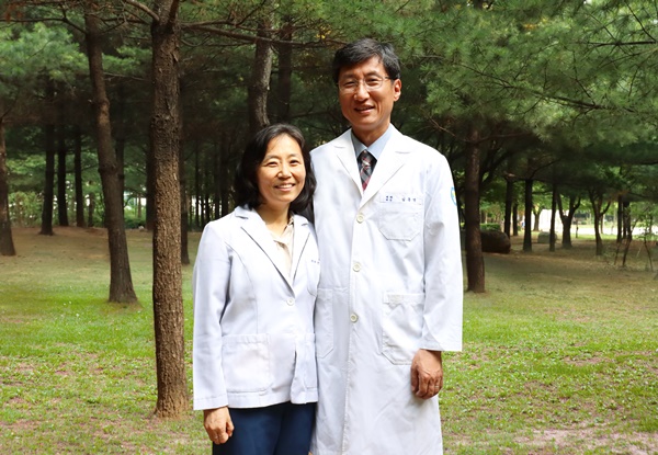 JW성천상을 수상한 부부의사 안미홍(왼쪽)·김동연(오른쪽)씨.(사진=JW그룹)/그린포스트코리아