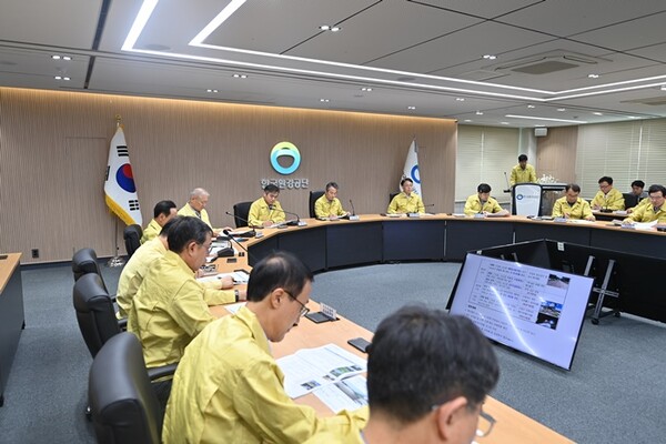 한국환경공단이 안병옥 이사장 주재로 전 임원 및 관련 부서장들이 집중호우 대응 점검회의를 실시했다.(사진=한국환경공단)/그린포스트코리아