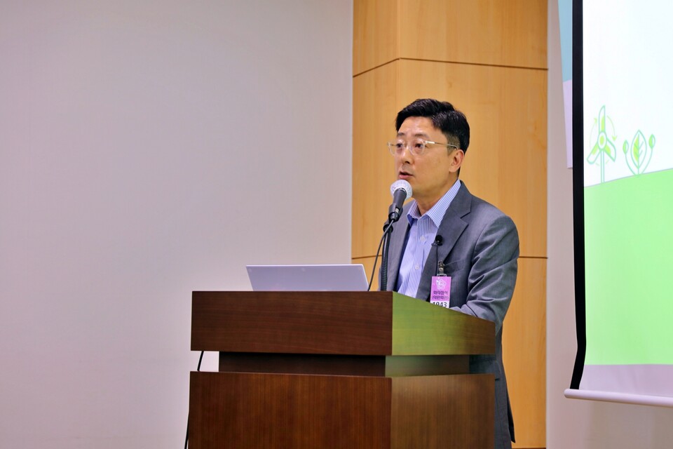 '글로벌 지속가능성 공시 의무화와 한국 대응'을 주제로 발제를 진행한 신지윤 그린피스 전문위원(사진=그린피스)/그린포스트코리아