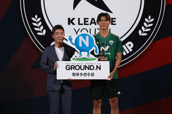 박정무 넥슨 그룹장(왼쪽)과 MVP 김건우 선수(오른쪽)(사진=넥슨)/그린포스트코리아