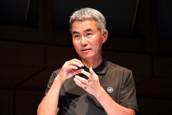 웹엑스에서 강연중인 장현국 위메이드 대표(사진=게임기자클럽 WebX 공동취재단)/그린포스트코리아