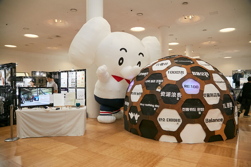 이달 13일까지 서울 중구 동대문디자인플라자(DDP)에서 ‘행복그린디자인 전시회’ 열고 '그린 ESG 디자인' 개발 산학협동의 결과물을 공개하는 SK이노베이션과 국민대학교(사진=SK이노베이션)/그린포스트코리아