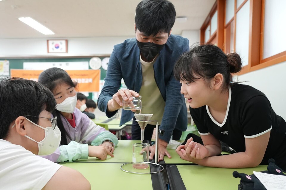 국내 초등학생들을 대상으로 '대기오염 및 공기질 문제 해결 방법 알아보기' 교육을 실시하고 있는 글로벌 기술 기업 다이슨(사진=다이슨)/그린포스트코리아